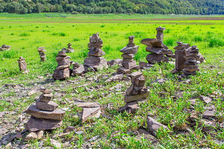绍尔兰塔干燥在Sauerland的爱德士人干旱国湖床堆放天然石头图片