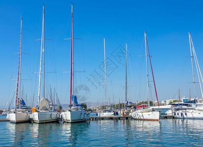 希腊语帆船停泊小希腊镇有许多游艇在船坞桑尼夏日乘游艇停靠的上坐许多图片