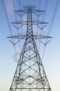 金属丝蓝色天空背景的电输塔T危险强大的图片