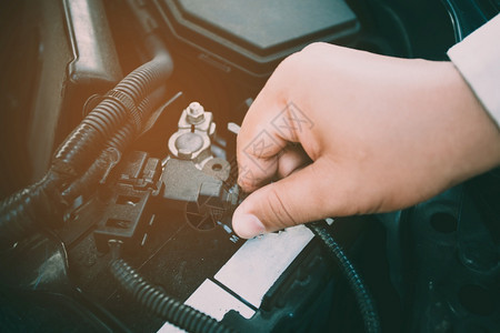 在职的男汽车维修保养工人修理手安全高清图片素材