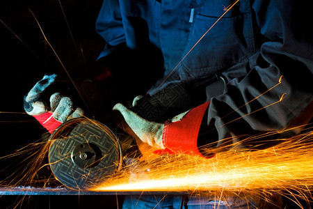 工厂磨铁时闪亮的火花技术工业图片