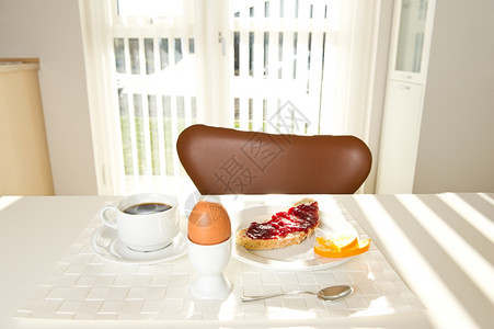 清晨早餐阳光照耀着窗外的阳光饮料食来了图片