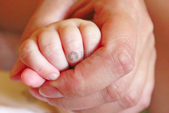 手臂喜悦幸福儿童的手握在母中亲夸克爱照顾婴儿妈和新生的母亲照料新生命将婴儿手指合在一起躺母手掌上孩子的手握在母中图片