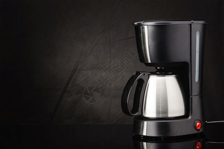 黑色镜面背景上含不锈钢咖啡壶的电气机黑镜背景上含罐子的咖啡机复制空间罗布斯塔健康锅图片