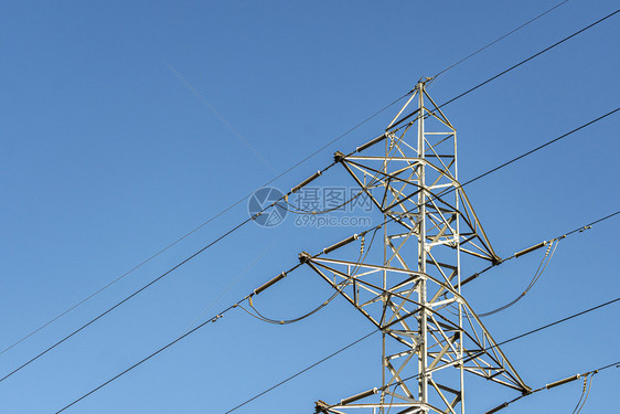 蓝色背景上的电塔与连接元件环境天空力量图片