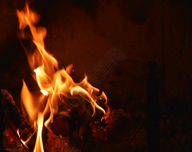 红色的在壁炉中热火燃烧的近视火现象图片