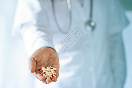 医生和听诊器药丸或胶囊在医院背景下随手药片医疗的疾病图片