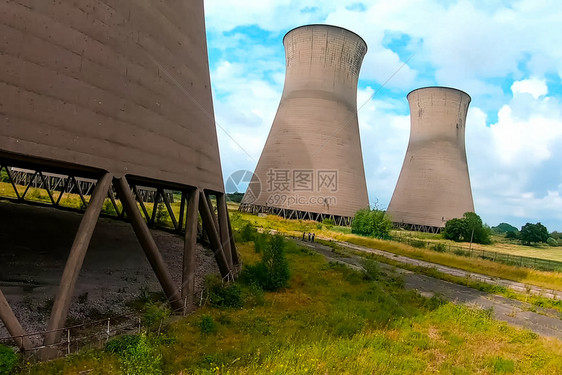 跑废弃关闭的核电站旧冷却塔关闭的核电站旧冷气塔蒸汽图片