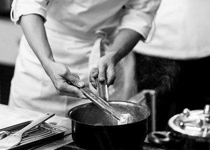 厨师准备食物在房做饭主在工作黑白服务制餐厅图片