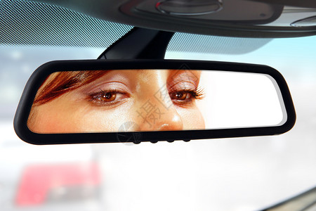 司机免提自动工具女坐在驾驶员座位上看后视镜图片
