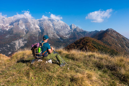 户外逗留在山顶的秋天人类登山者坐着看地风景岩石图片