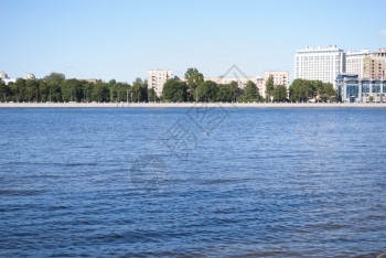 旅行户外河堤对面的风景沿河堤防堵在对面城市的图片