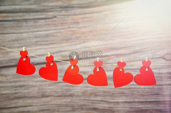 皮带乡村爱的概念在木背景上挂红心的吊用于情人节母亲日妇女浪漫设计复制文本版空间爱概念的情人日罗马设计空间的红挂心老图片