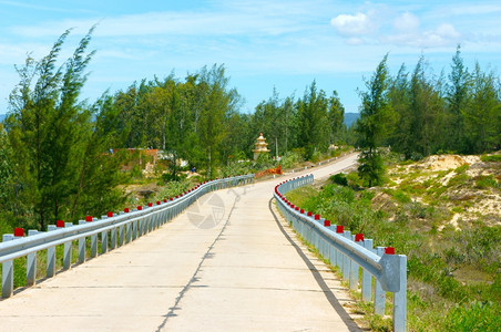 越南公路横沙丘丛林农村或山丘旅行路线发现Vetianam蓝天下农村地貌白天乡村的空小路图片