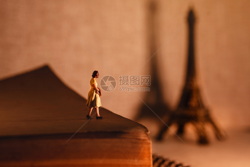女士数字法国巴黎度假旅行的梦想目地一位微型旅游女客站在年老的书上看着埃菲尔铁塔的风气女图片