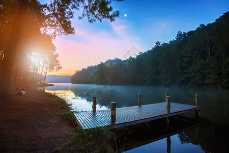 景观旅行太阳升起的美景在泰国北部ManeHong儿子中最受欢迎的旅游目地庞ung山上湖图片