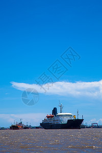 国际的大型工业港口装有货物的摩尔德Moored海洋货轮图片