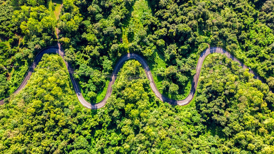 山区公路的空中观察街道风景夏天图片