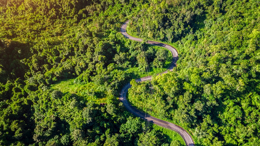 农村森林草山区公路的空中观察图片