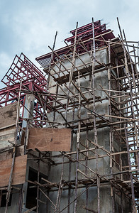 亚洲传统的墙正在为新城市建造的泰国寺庙塔图片