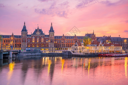 暮日落时荷兰阿姆斯特丹中央火车站首都旅游图片