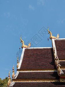 天空装饰品古老的传统泰国风格金象雕塑在泰神庙教堂屋顶的露口上用泰国传统风格图片