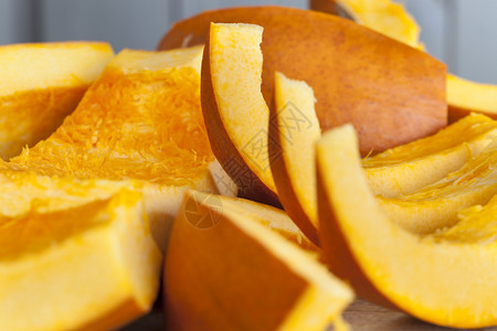 自然健康切成一片熟的橙南瓜烹饪食物结束在切菜板上成一块熟的橙南瓜壁球图片