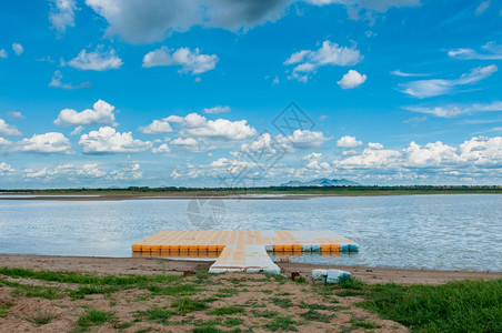 美丽的在沼泽和云空中浮在水面上天景观图片