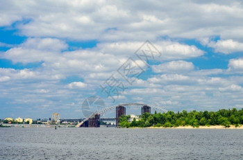 海岸跨越乌克兰基辅Dnieper河的桥梁建筑工地海滨漂浮图片