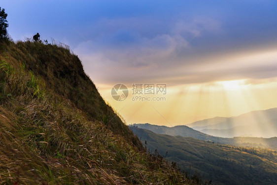 与景观摄影师一起在山上拍摄美丽的阳光照雷森林人们男图片