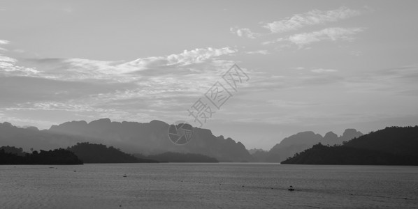 门户14美丽的对泰国苏拉特萨尼省考索克公园泰黑白肤色的Limestone山脉和湖泊的直观察爬坡道图片