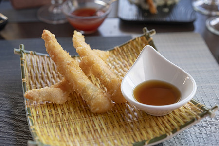 可口日本吃黄竹子盘上三杯辣酱薄饼加油传统菜类的海鲜蔬图片