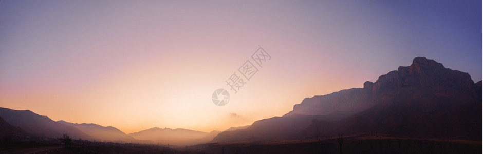 蓝色的顶峰自然日出峡谷景色高加索山脉俄罗斯图片