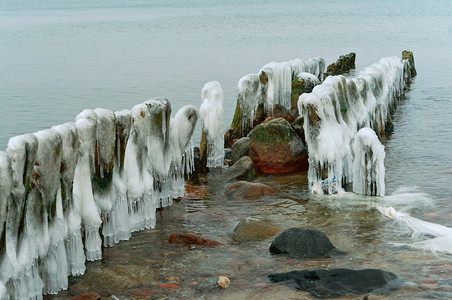 冬天裂开水中的海冰被结壳覆盖的断开水所裂包括冰结地和断开水中的海冰雪旅游图片