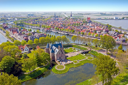 水遗产旅行与荷兰Radboud城堡从Medemblik镇起飞的空中机图片