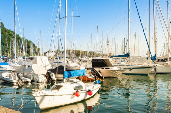 2015年7月8日意大利的里雅斯特西亚纳州斯迪市在港口停泊的快艇海洋避风港放松图片