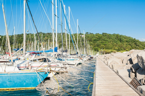 松弛现代的2015年7月8日意大利的里雅斯特西亚纳州斯迪市在港口停泊的快艇巡航图片
