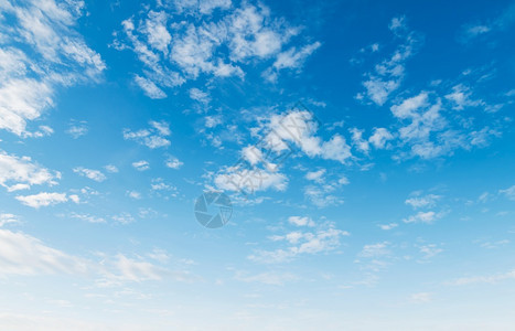 清除景观有云和阳光背景的蓝天空全候臭氧图片