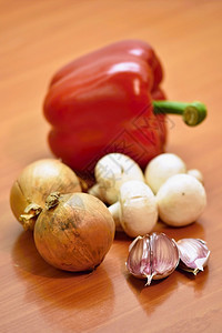 洋葱烹饪木制桌上的蔬菜番茄图片