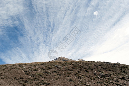 干燥美丽风景优山上有云图片