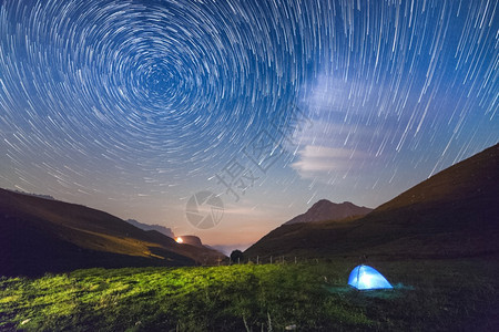 午夜旅行星空下边上的夜间旅游帐篷星空下边上的夜间旅游帐篷晚背景图片