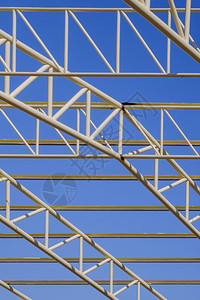 建筑区金属屋顶结构的低角视图垂直框蓝天背景垂直框架蓝色天空背景不完整晴天建造图片