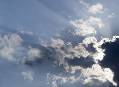 蓝色的天堂乌云遮住阳光雷雨前透过乌云遮住阳光的乌云一种图片