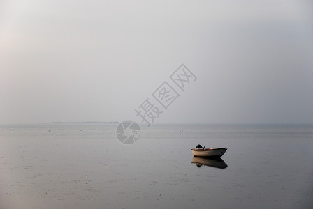 水面上的船雾天海面上的一艘船背景