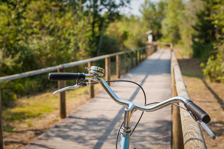 夏天自行车路和手道把手紧贴的自行车友好型城市生态交通和健康生活方式概念灯笼旅行图片