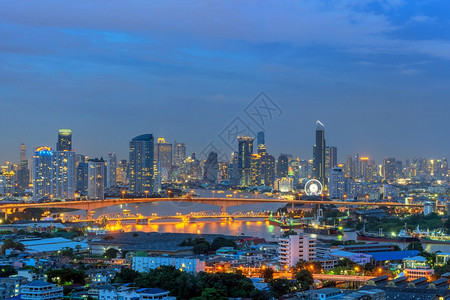 夜晚城市市中心的摩天大楼景观图片