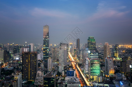 夜晚城市市中心的摩天大楼景观图片