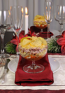美味的陶器晚餐玻璃杯中节日分层沙拉图片