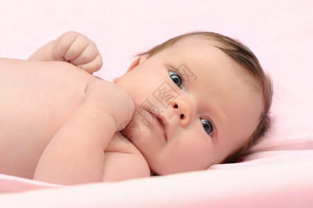 愉快在粉红环境中一个月的白女婴一个月的家庭年轻图片