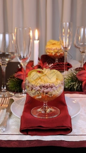 蛋黄蘑菇圣诞节玻璃杯中日分层沙拉图片